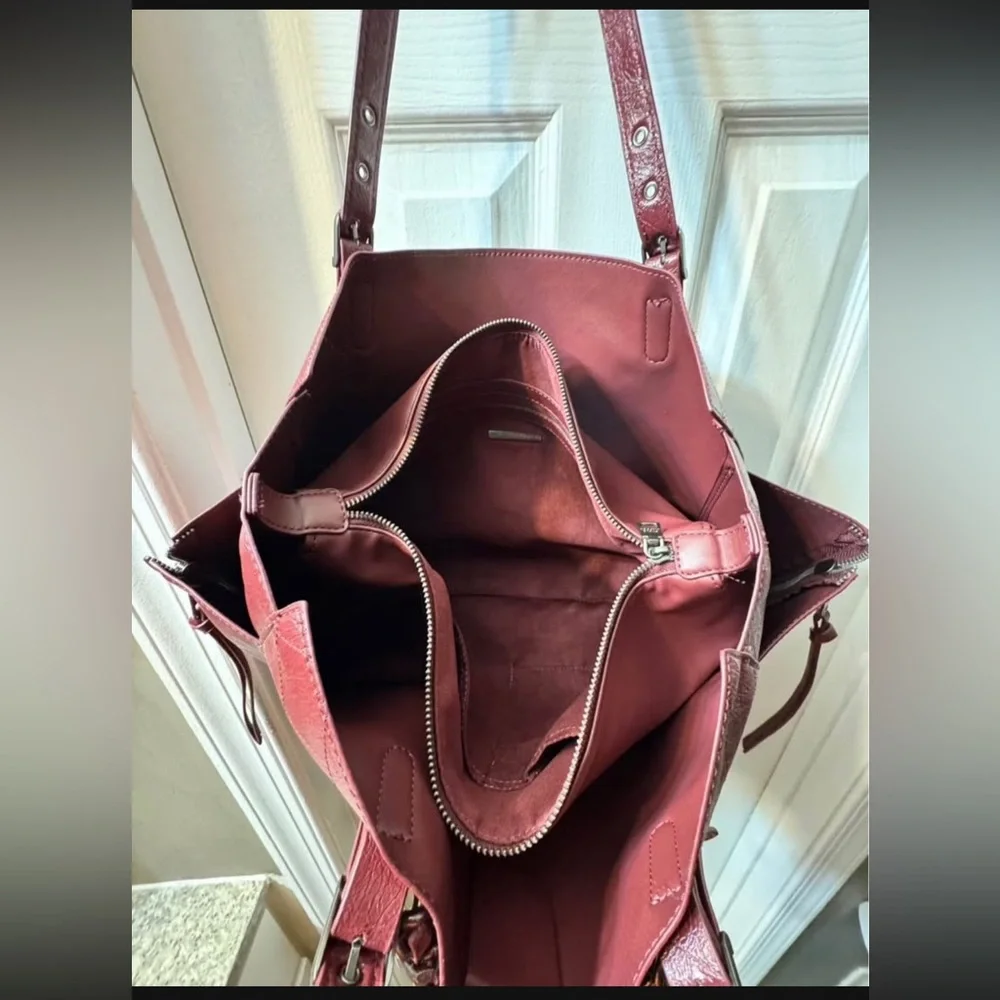 Steve Madden Elegant Burgundy Tote Bag - Picture 2 of 5